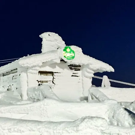 아파트 Kolmio 65 M2 Ylin Kerros 레비